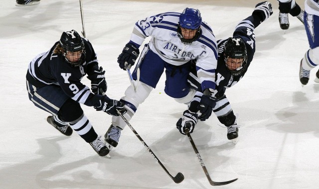 排列五体育中心-三场关键战役尽墨，巴塞罗那深陷危机，弗里克激进战术受质疑，亨利昔日预言终应验